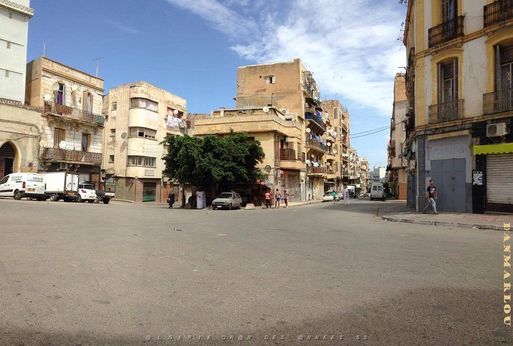 ORAN-Quartier juif. Sur la gauche l'eglise Saint-Andre.jpg